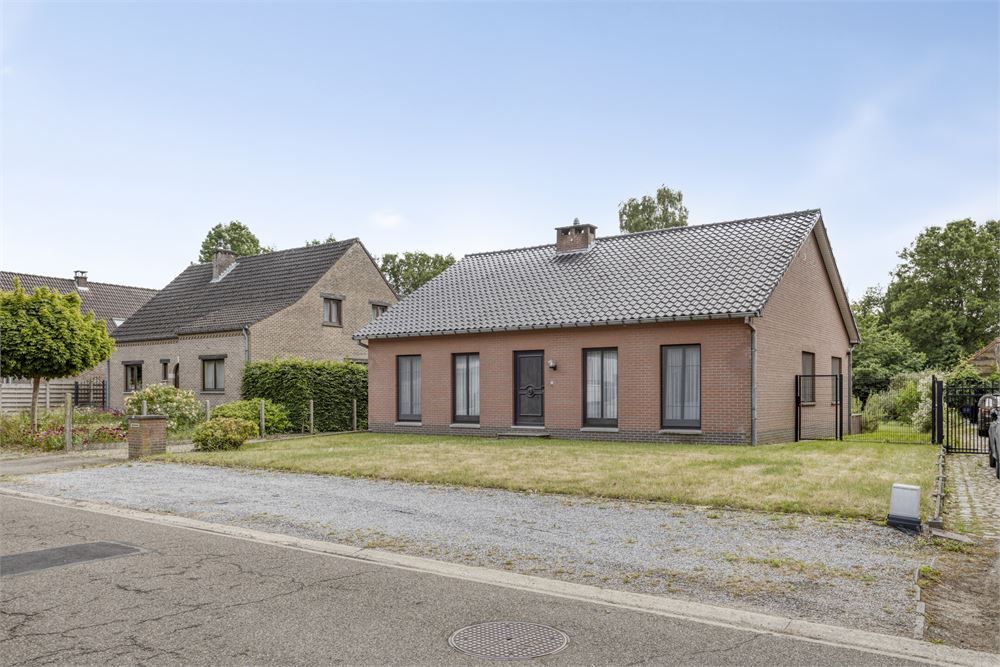 Te renoveren woning op ruim perceel foto 3