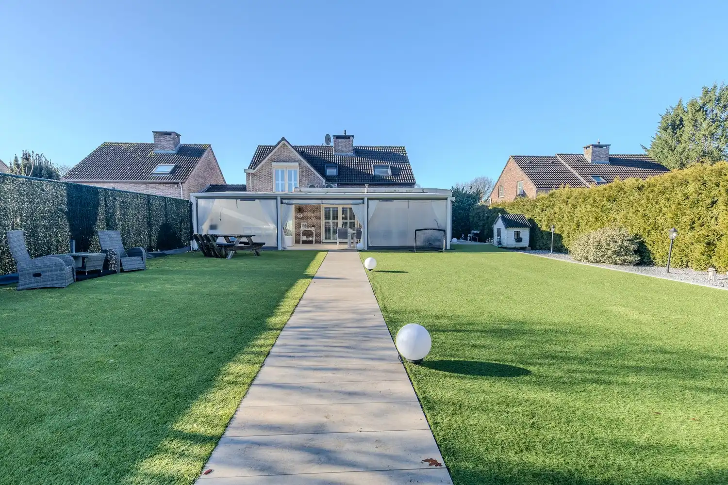 Stijlvolle, instapklare woning met vier slaapkamers, twee badkamers en verwarmd zwembad te koop in Lanaken foto 39