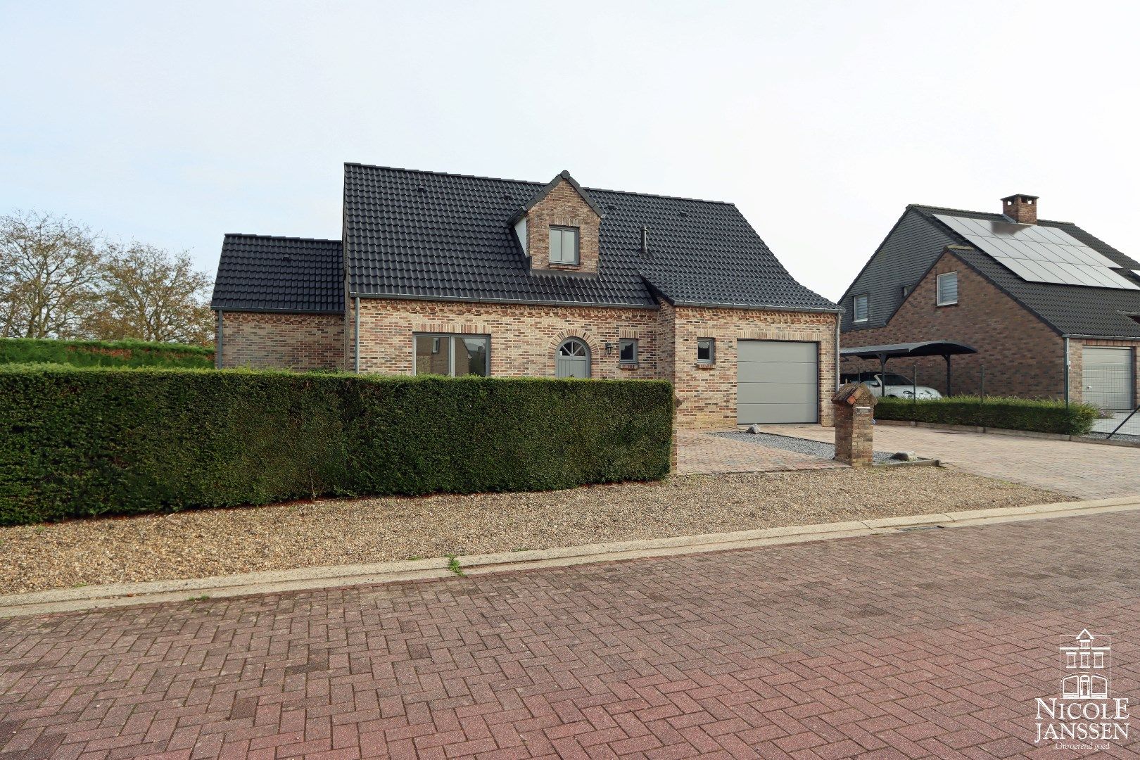 Mooie gezinswoning met drie slaapkamers, inpandige garage en tuin in een aangename woonomgeving foto 1