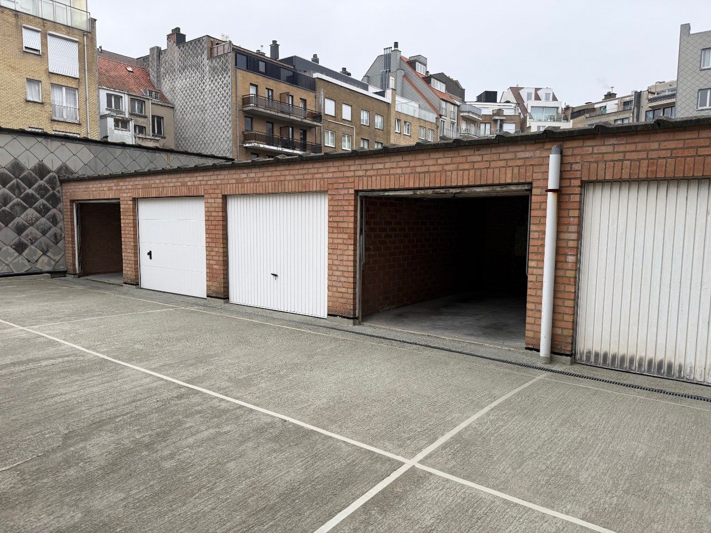 Garagebox te koop in hartje Knokke – Van Bunnenlaan 20 foto {{pictureIndex}}