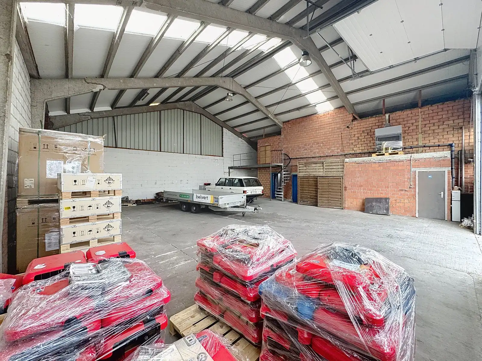 BEDRIJFSGEBOUW te koop in Zedelgem, bestaande uit MAGAZIJN (265m²) en WONING (3/4 slpkms, garage en tuin). Inclusief ZONNEPANELEN en BATTERIJ! foto 5