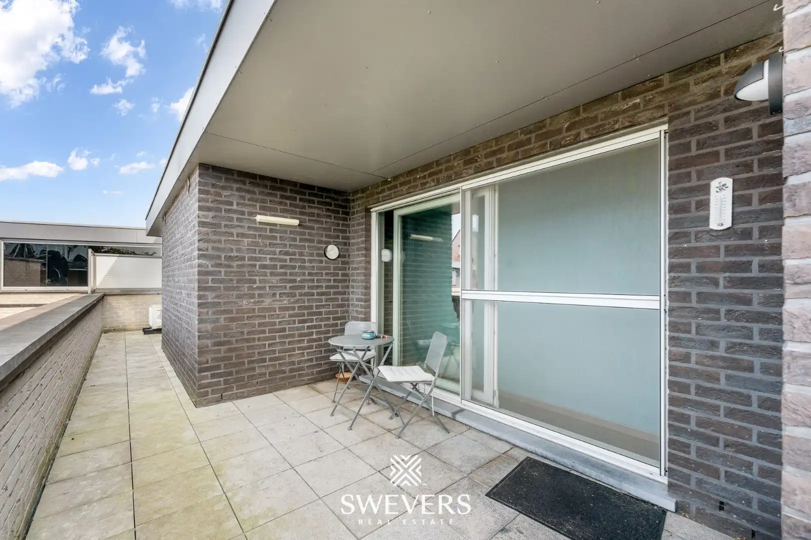 Ruim appartement net buiten Beringen-centrum met uitzicht rondom foto 28