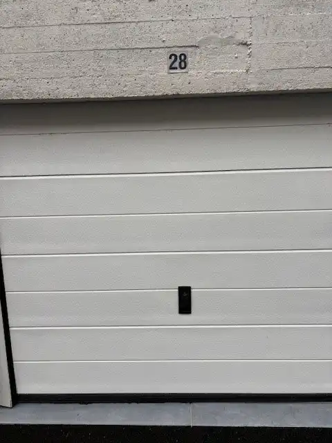 Gesloten garagebox met elektriciteit-verlichting op gelijkvloers complex foto 6