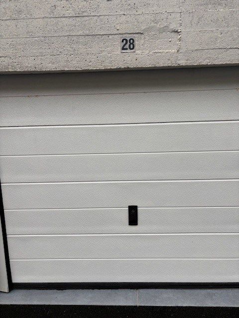 Gesloten garagebox met elektriciteit-verlichting op gelijkvloers complex foto 6