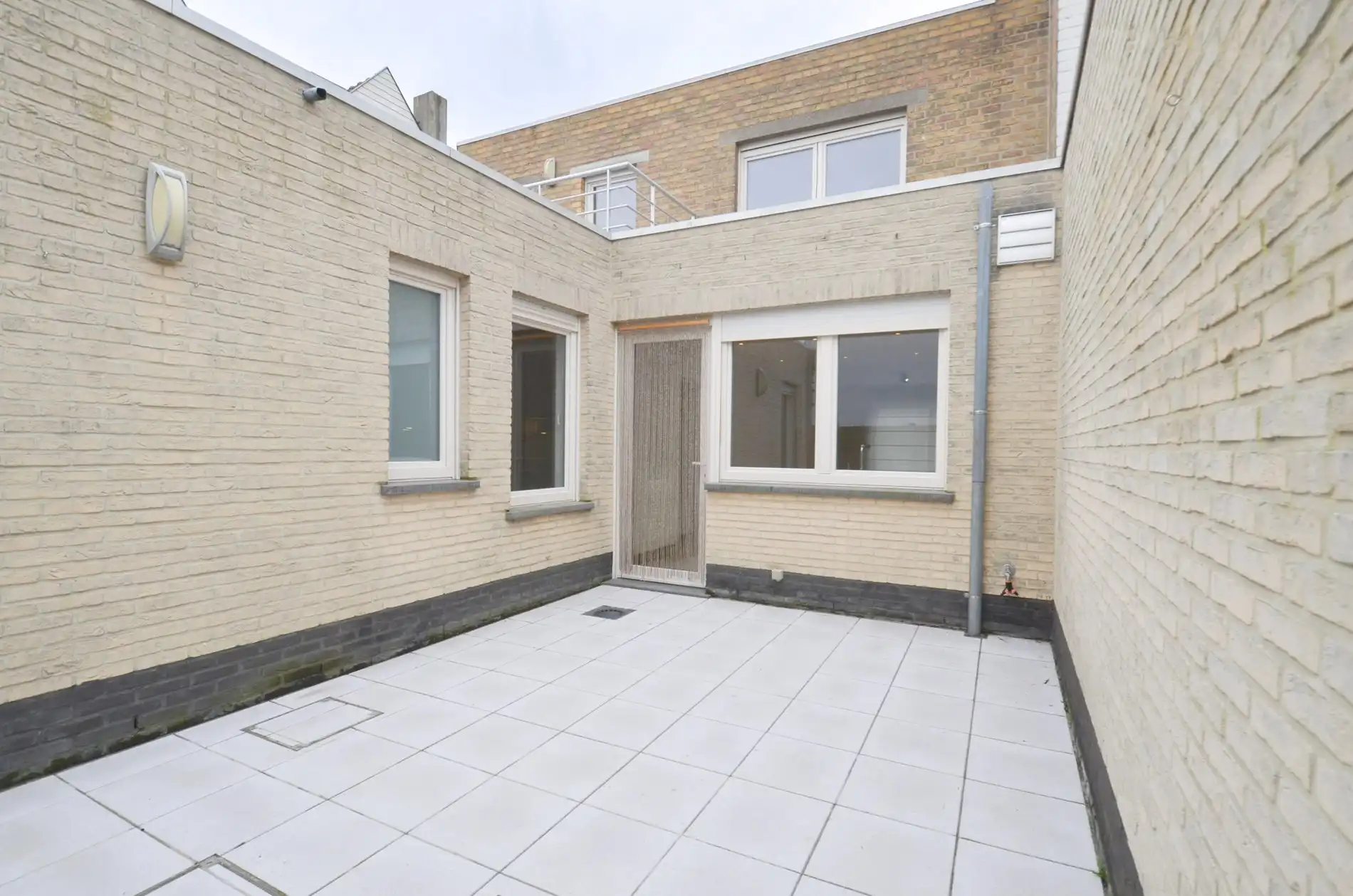 Ruime woning met ruime terrassen en een inpandige garage gelegen nabij de keuvelhoekstraat. foto 3