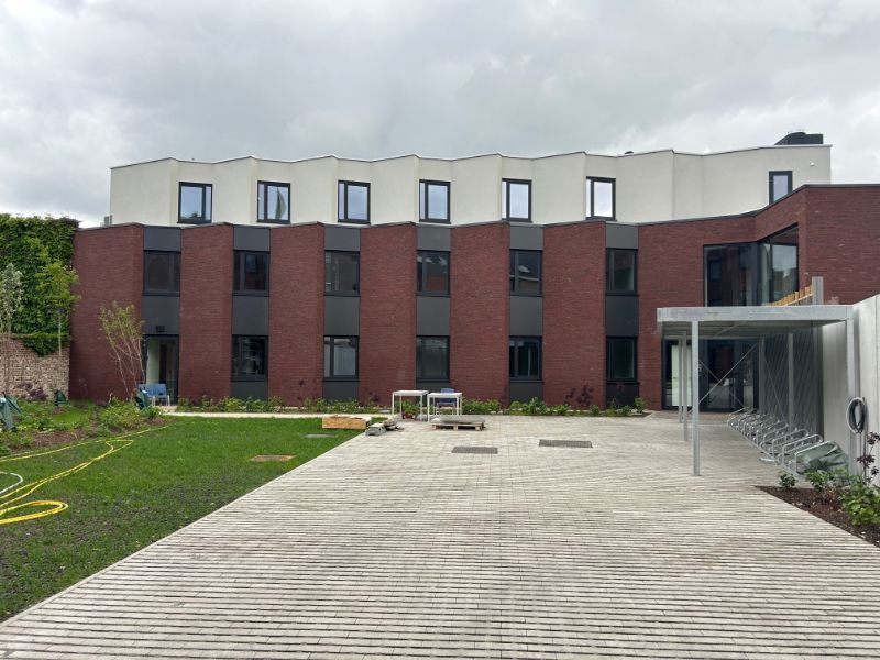 Moderne lichtrijke studentenkamer in een nieuwbouwproject op een top locatie in centrum Kortrijk met zicht op plein. foto 13