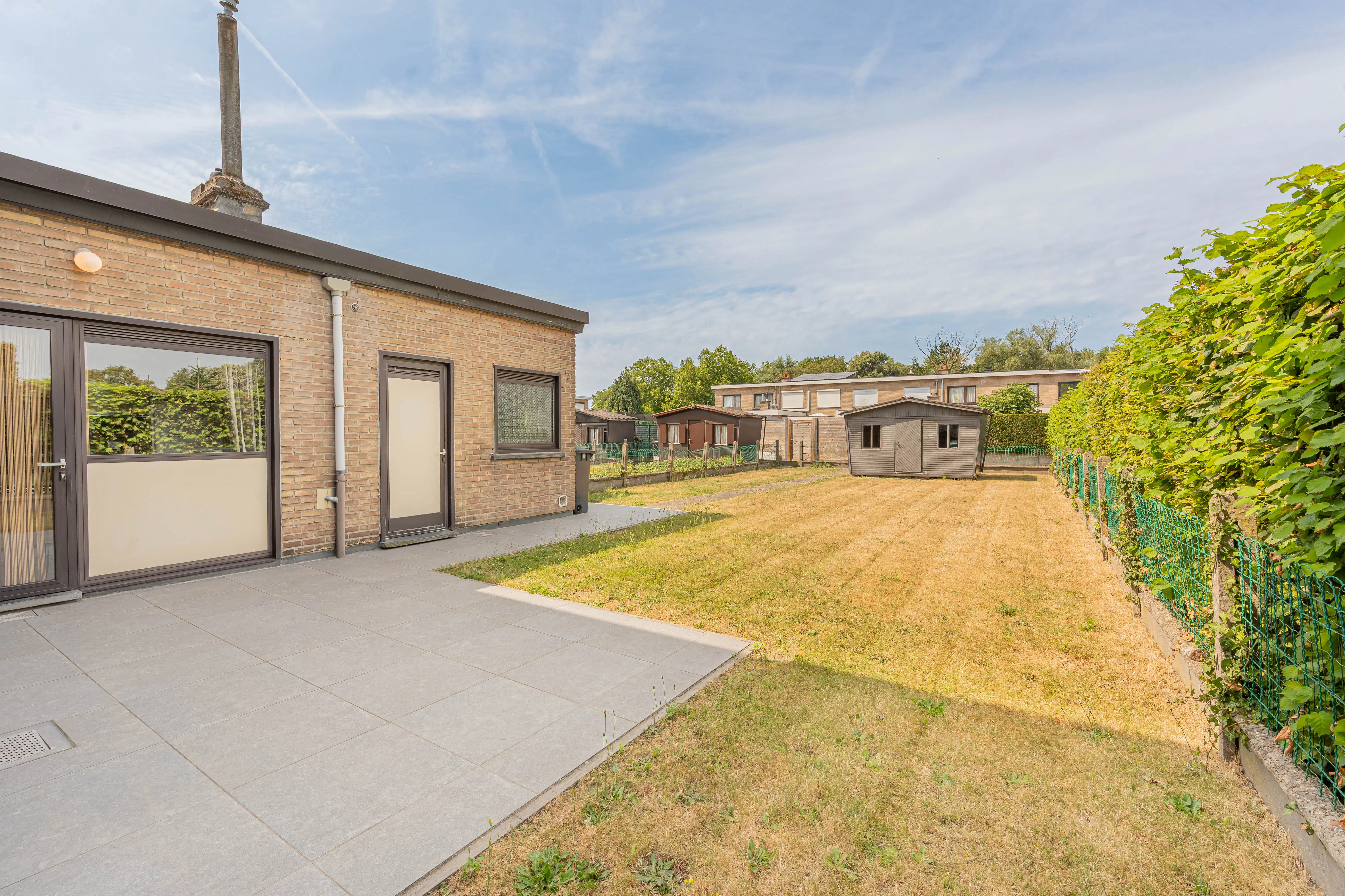 Gezinswoning met 3 slaapkamers, garage en tuin foto 3