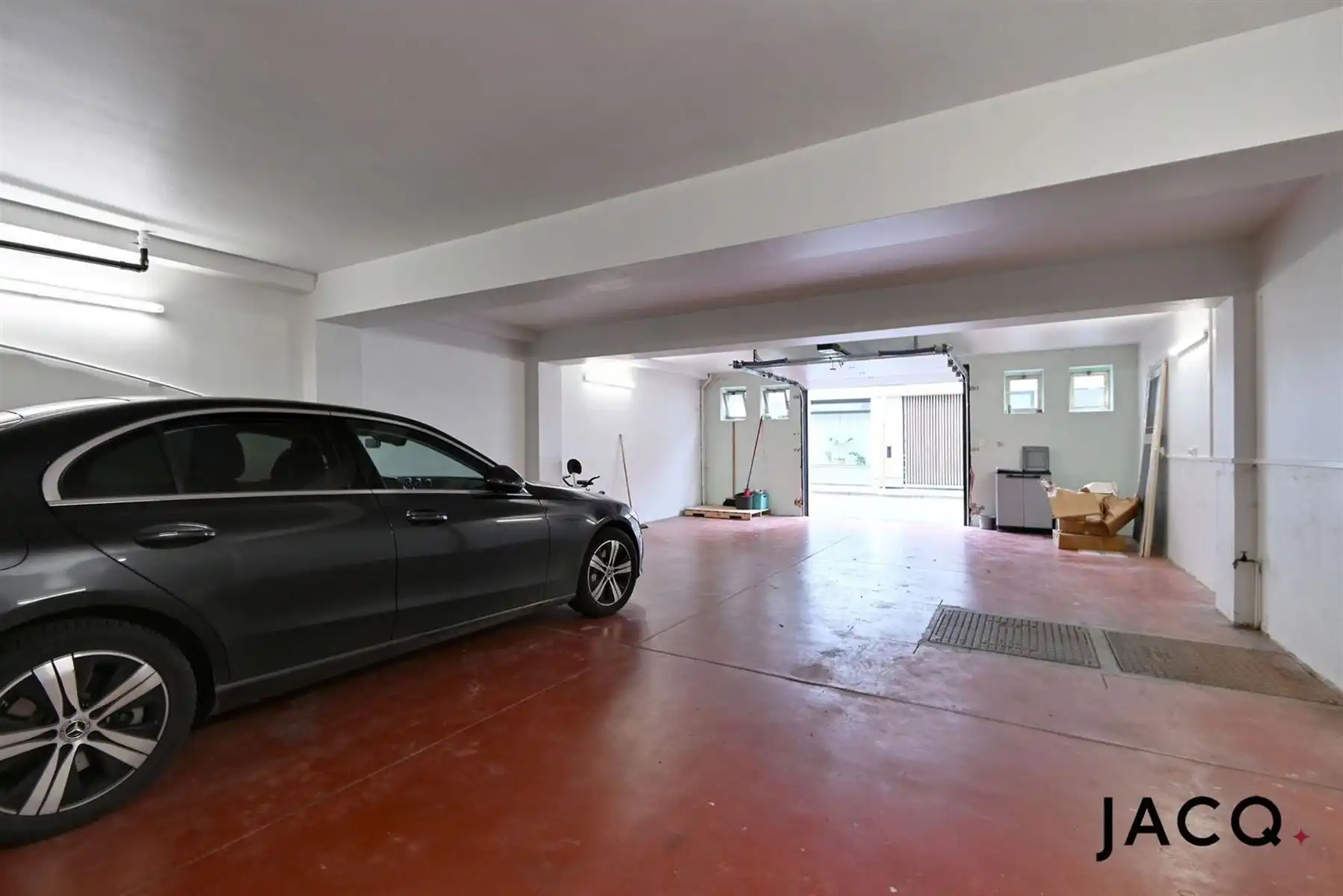 Modern, gerenoveerd kantoor met ruime garage foto 12
