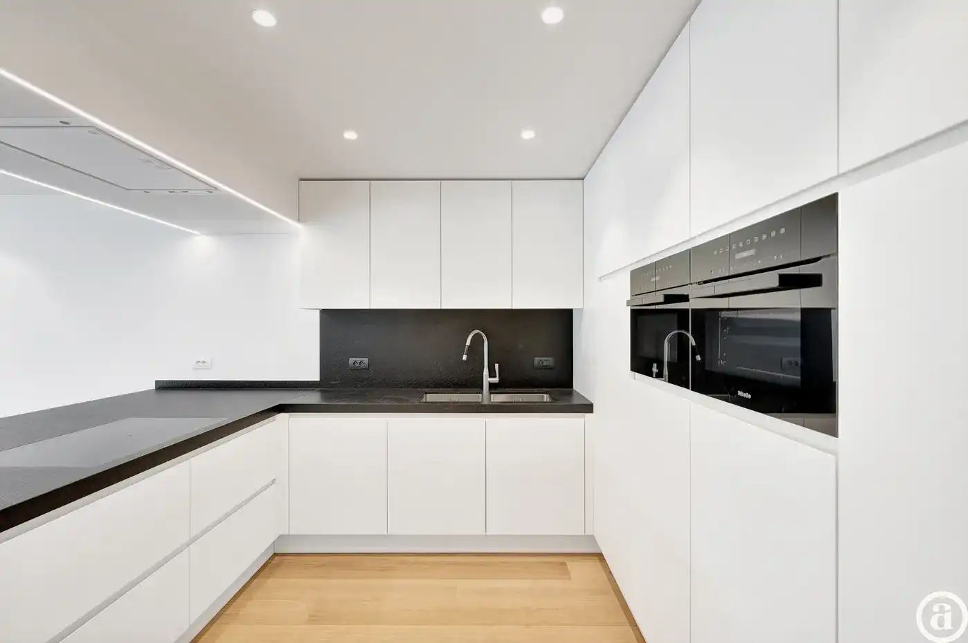 Zonovergoten tuin appartement met groot terras en prachtige tuin gelegen in het exclusieve domein Tennis Gardens. foto 12