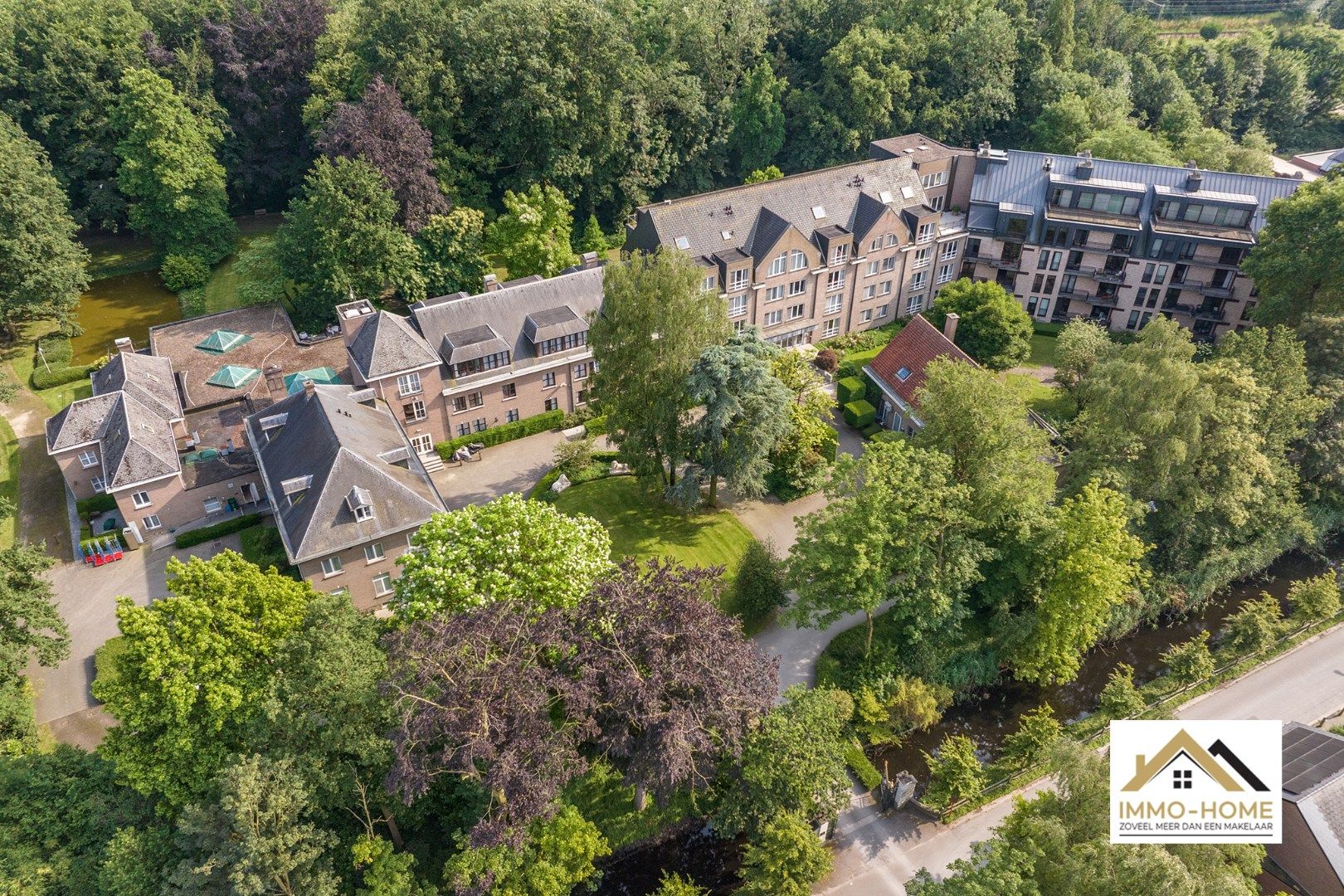 Prachtige zorgappartementen in een residentiële omgeving met zwembad en park te Oostakker foto {{pictureIndex}}