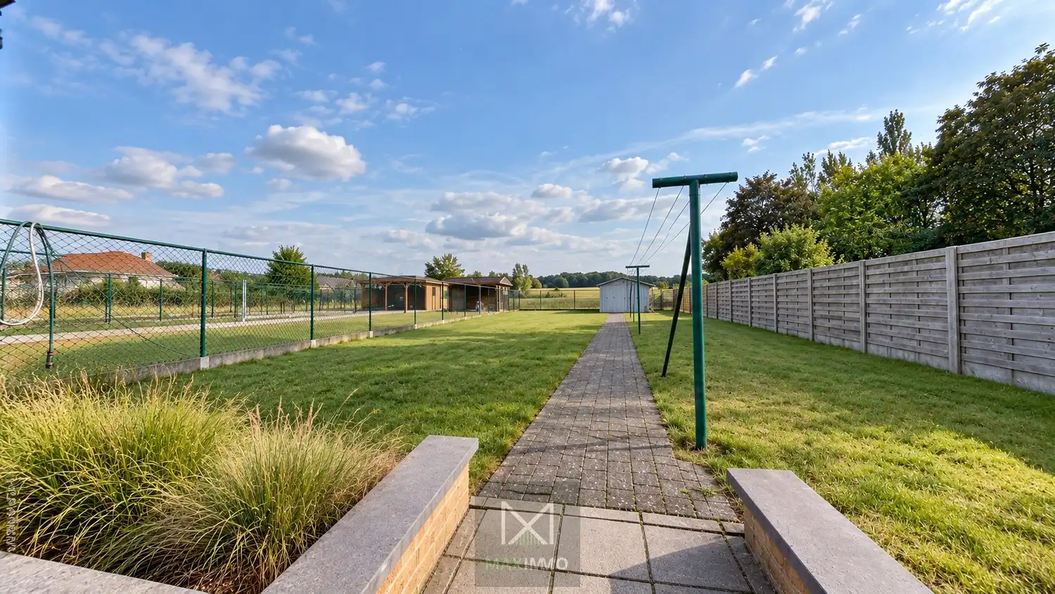 Ruime woning met dubbele garage, grote tuin en prachtig zicht op de velden foto 22