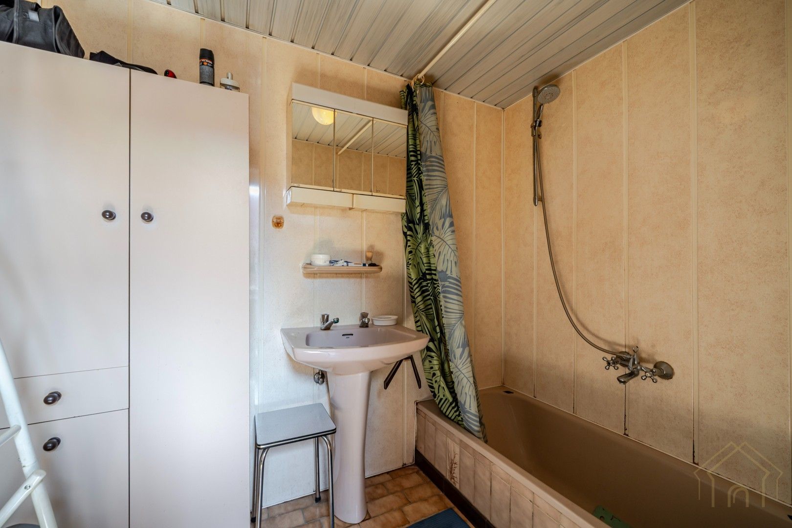 Te renoveren woning met garage, uitweg en grote tuin in hartje Zwevegem foto 8