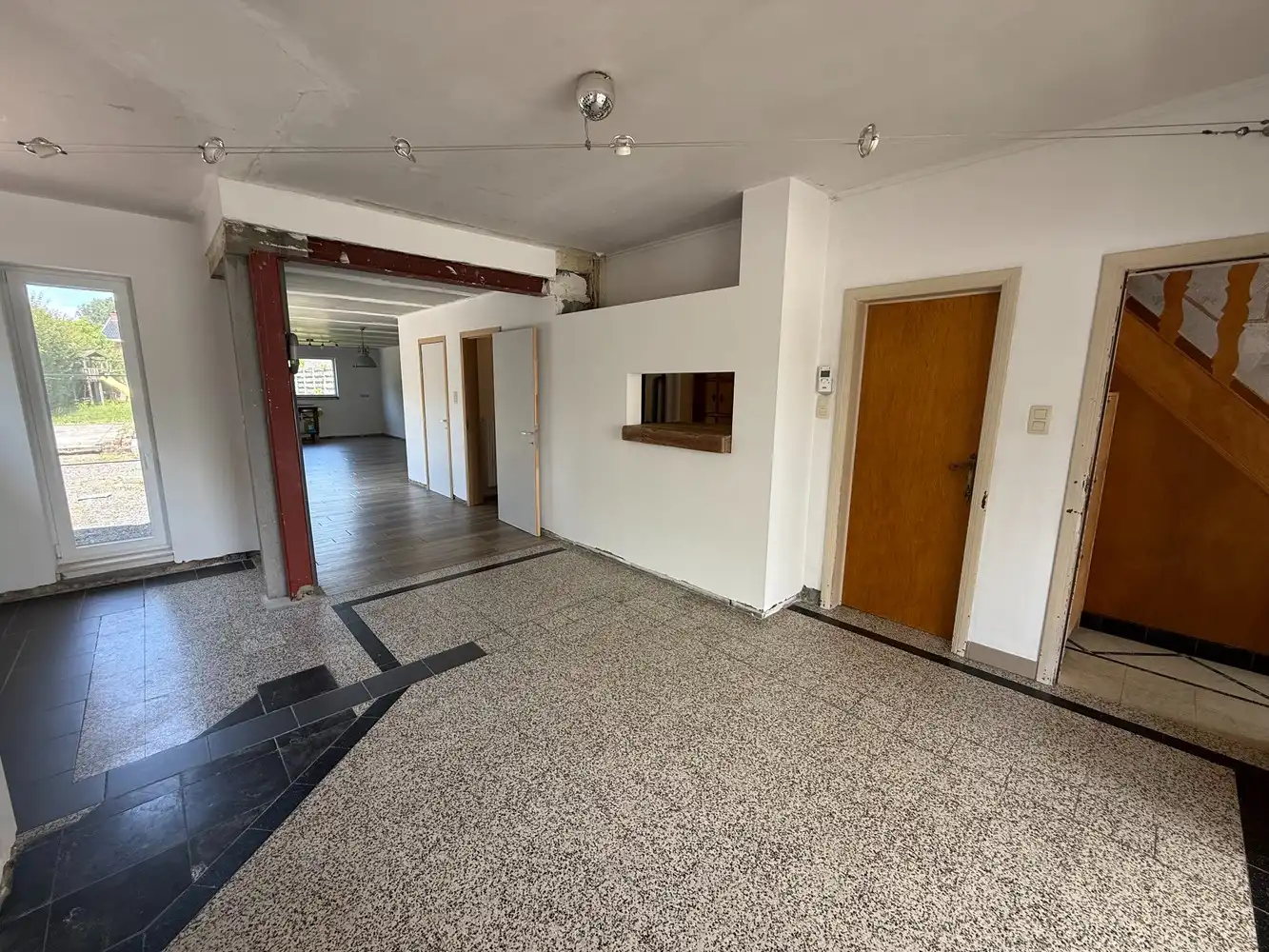 Ruime woning met 4 slaapkamers! foto 3