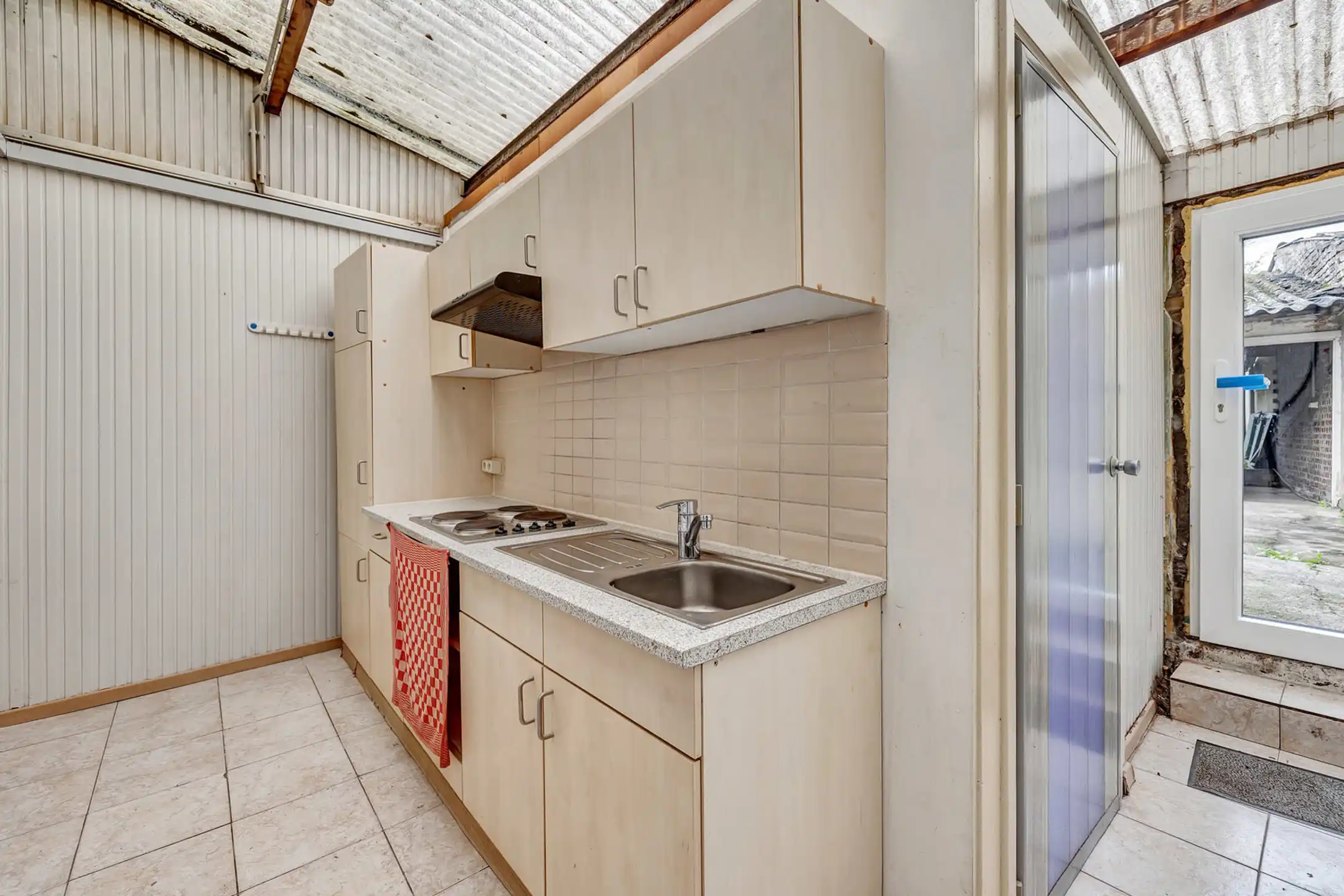 Te renoveren woning met tuin foto 7