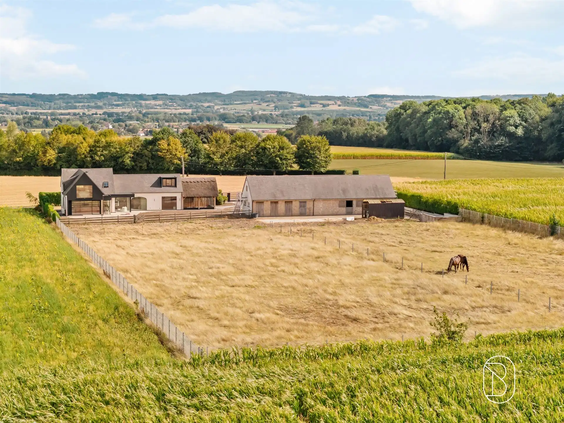 Prachtig gelegen klassewoning met paardenstallen.  foto {{pictureIndex}}