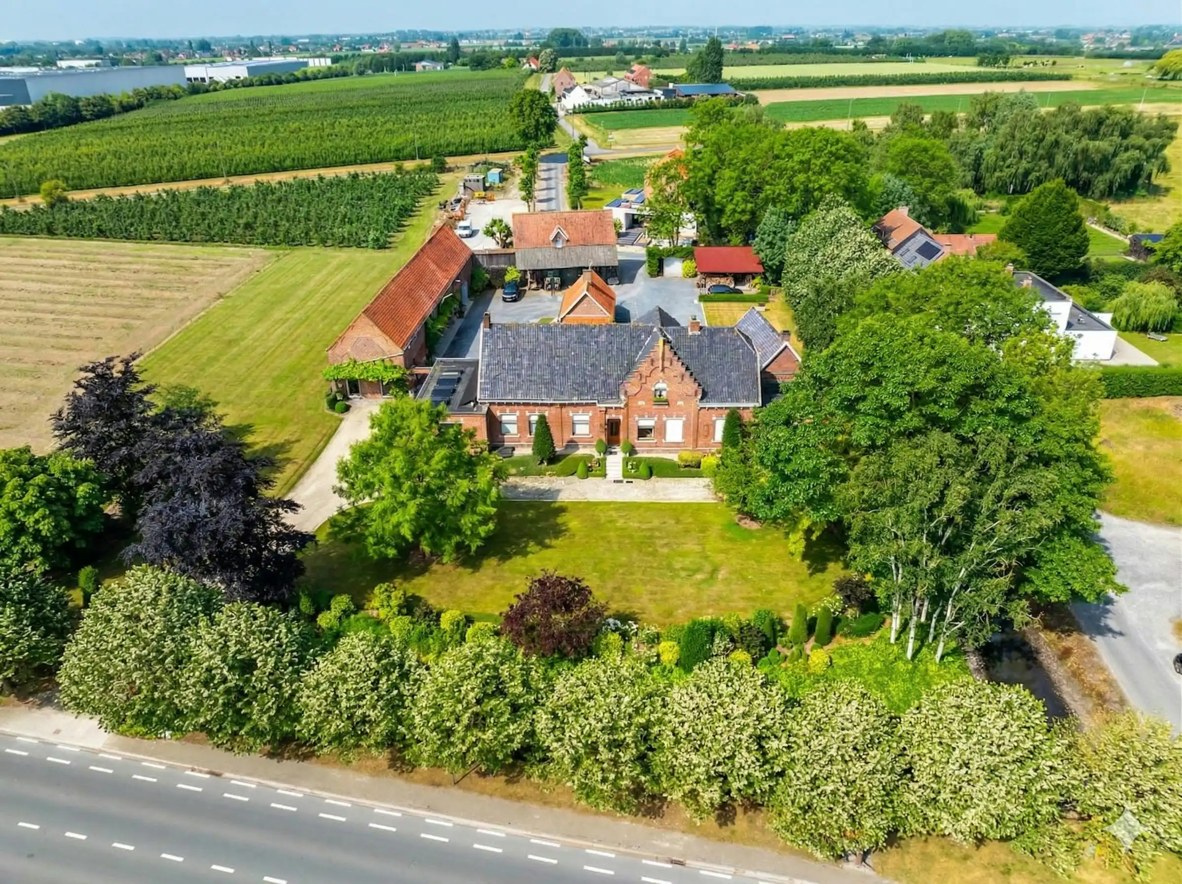 Hoofdfoto van de publicatie: Karaktervolle historische hoeve te Sint-Eloois-Winkel 