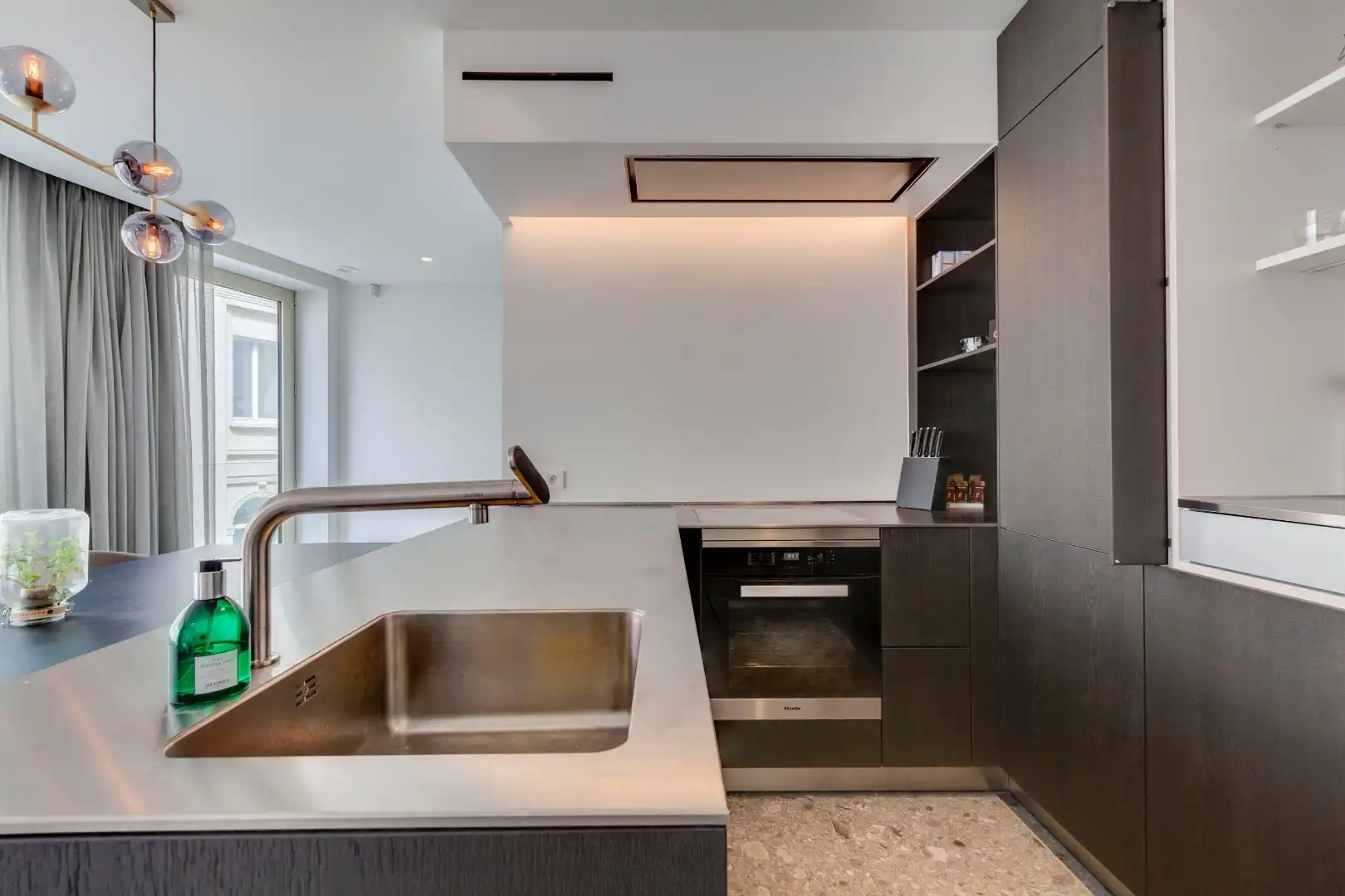 Gemeubeld en luxueus appartement  met parking te Kouterdreef  foto 6