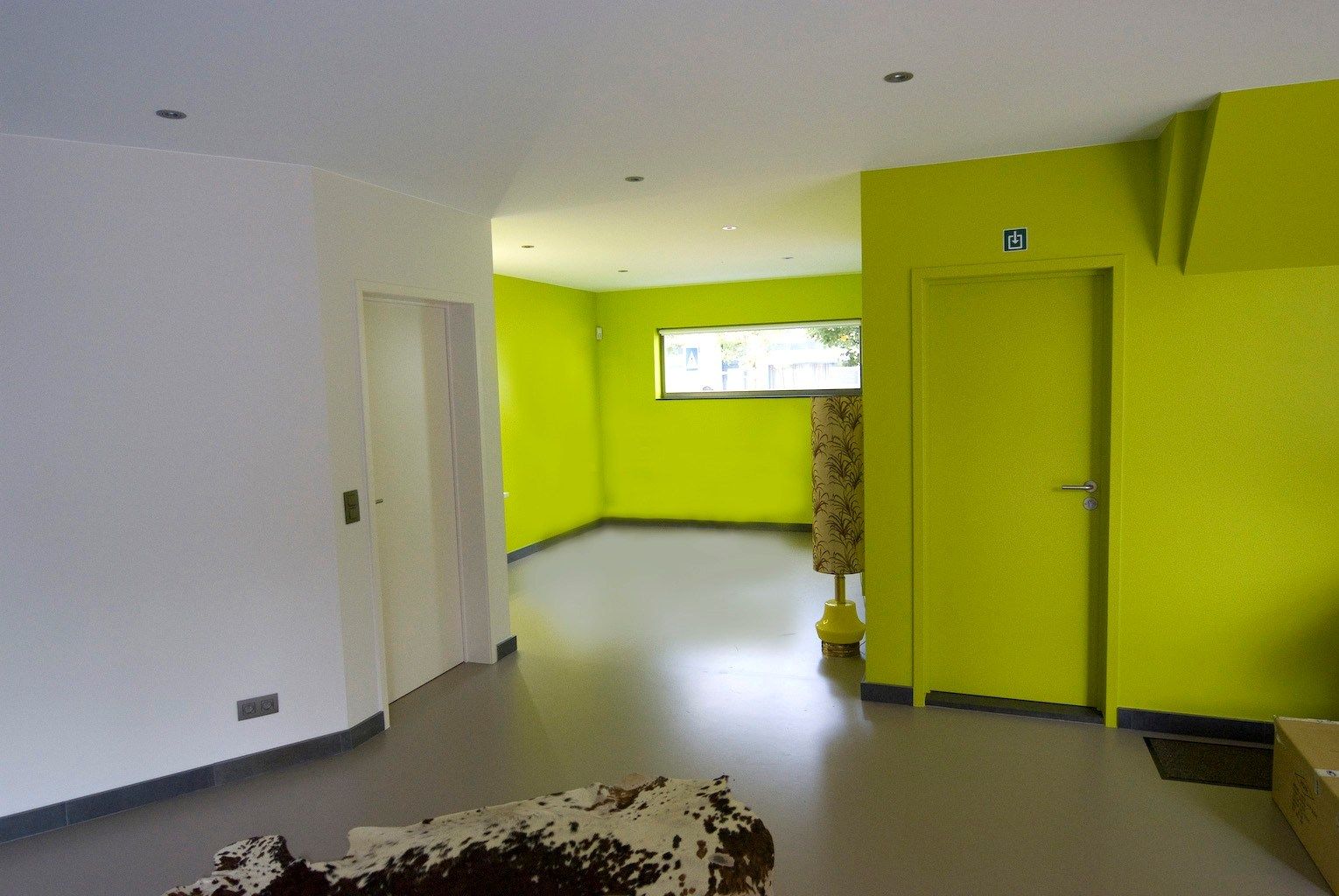 Ruim handelsgelijkvloers met garage, terras, keuken en badkamer te koop in Klemskerke (De Haan) foto 7