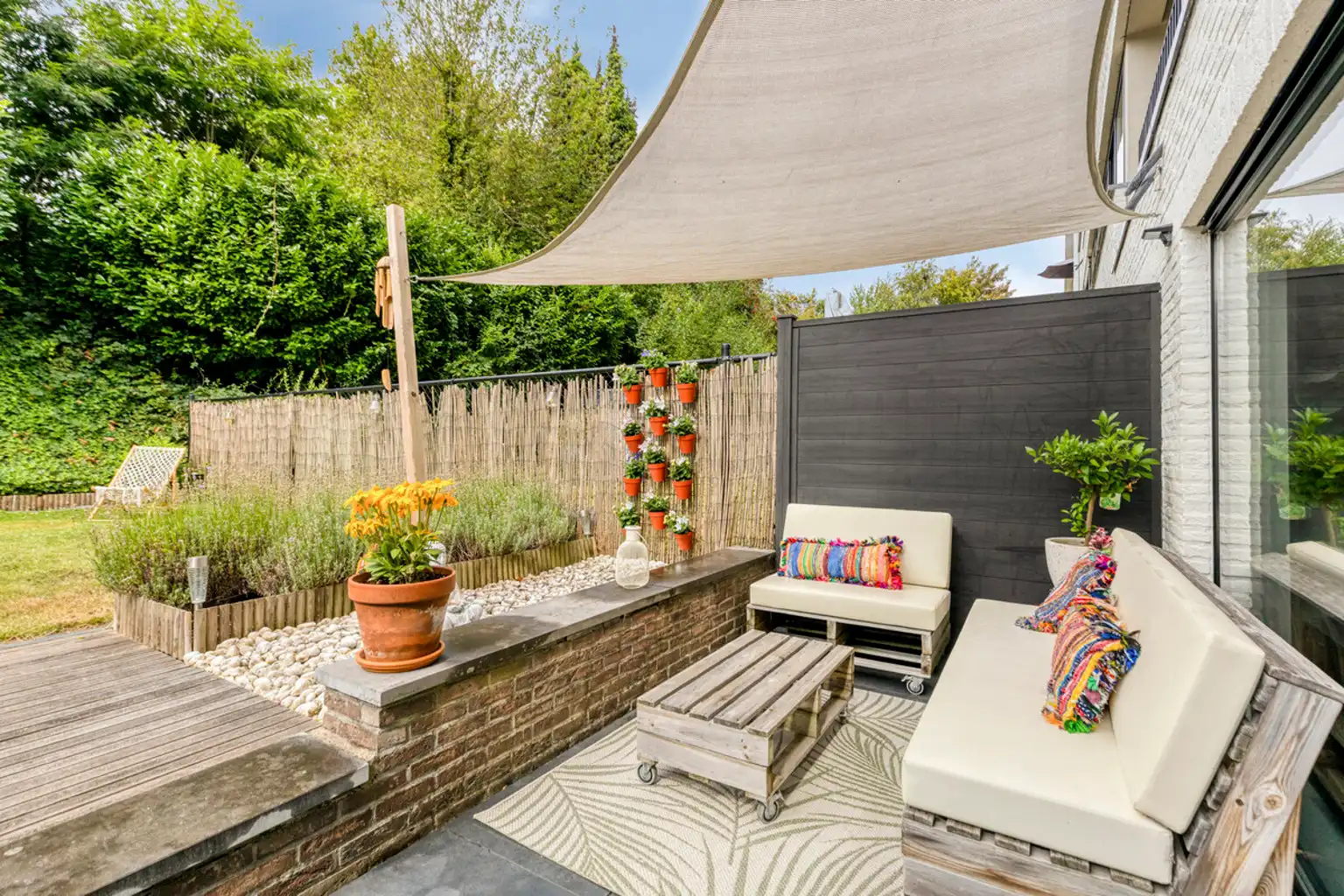 Instapklaar 2-slaapkamerappartement met tuin en garage foto 25