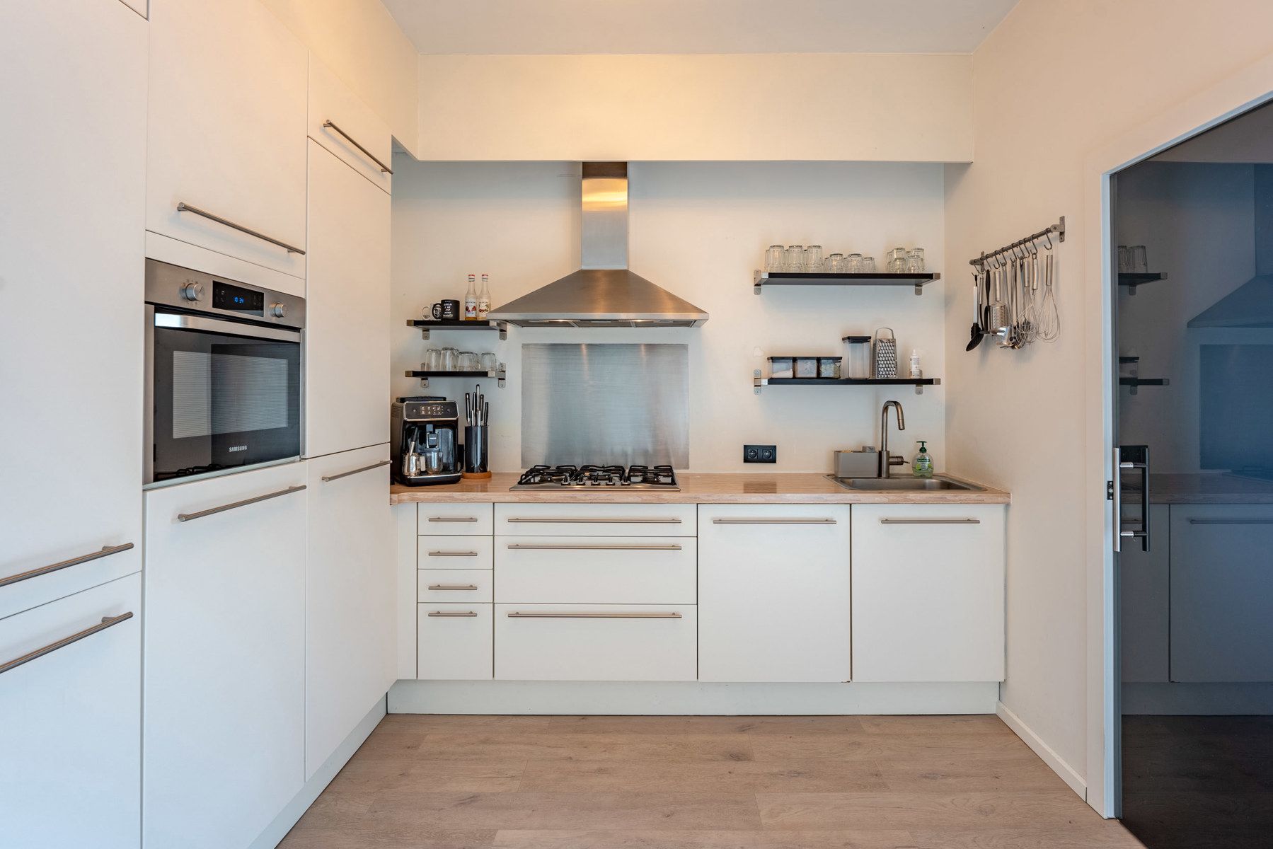 Instapklare bel-etagewoning met 2 slaapkamers, tuin en garagebox! foto 9