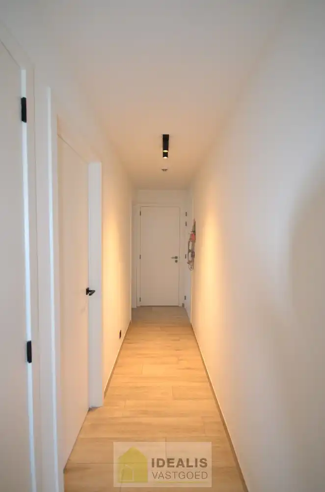 IDEALIS VASTGOED – INSTAPKLAAR APPARTEMENT MET KELDERBERGING EN ONDERGRONDSE AUTOSTAANPLAATS foto 3