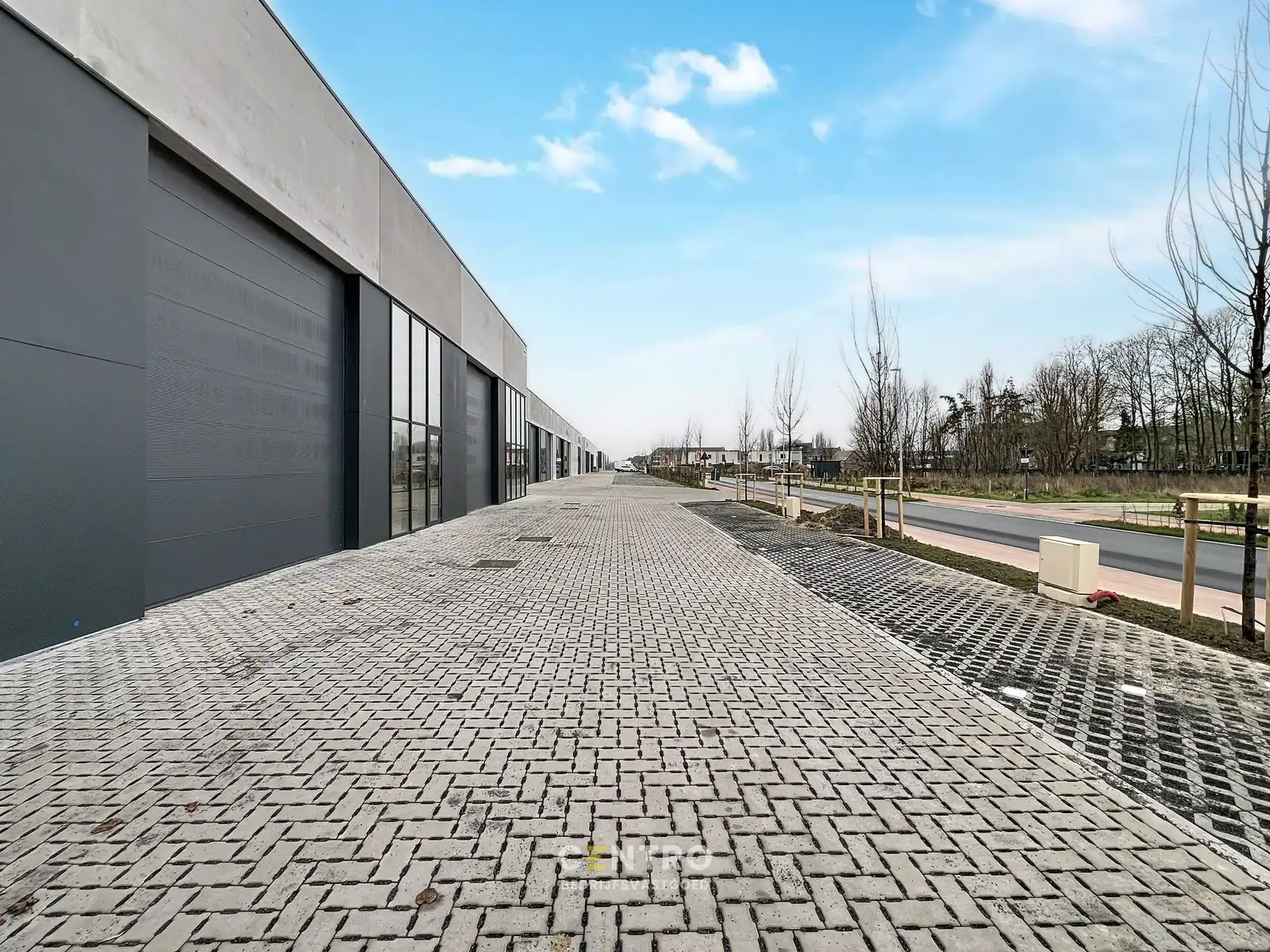 NB-magazijn van ± 275 m² (incl. 2 parkeerplaatsen!) en moderne glaspartij in driehoek TIELT-DEINZE-WAREGEM ! foto 2