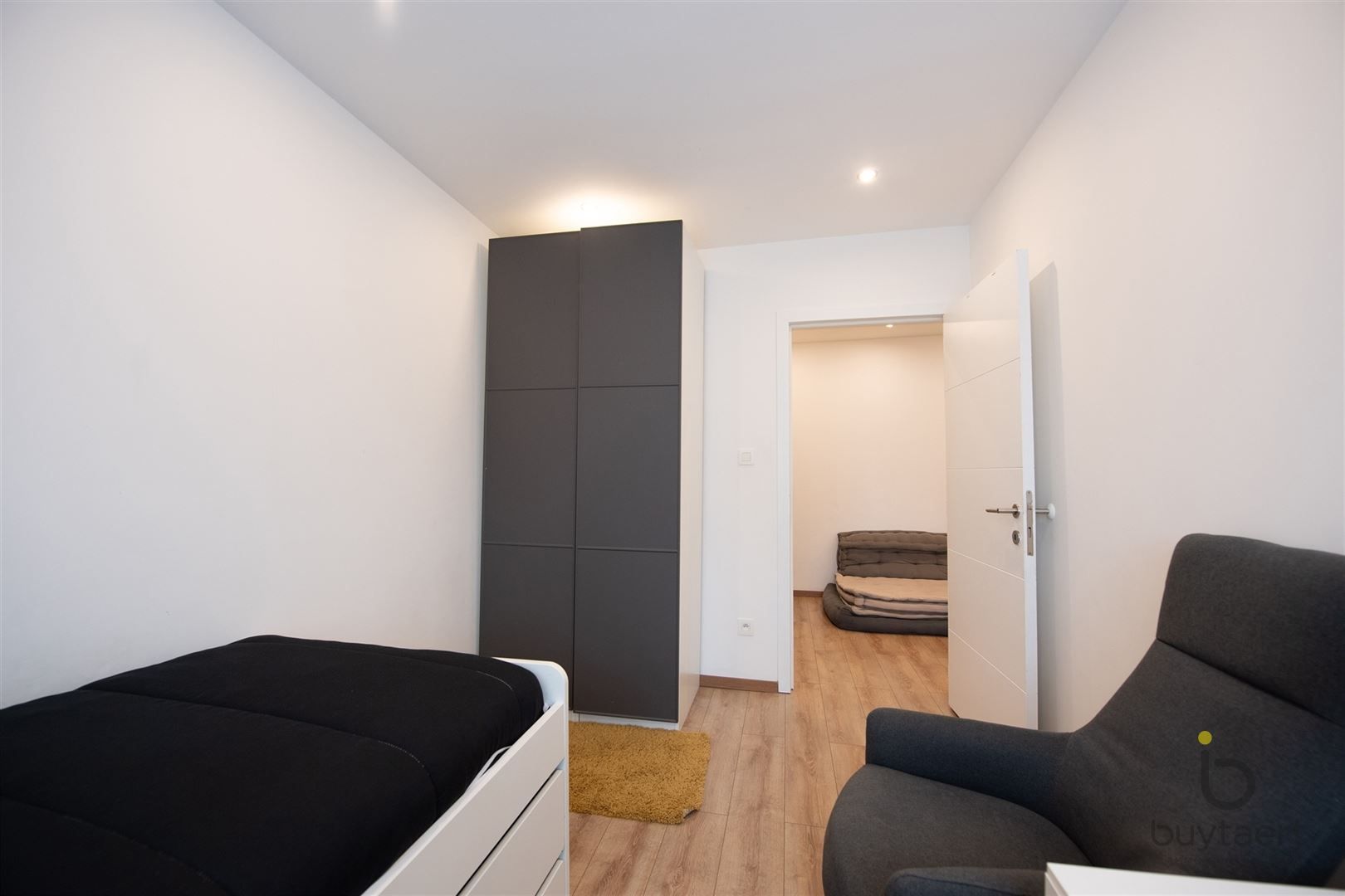 Volledig gerenoveerde woning met 4 slaapkamers. foto 25