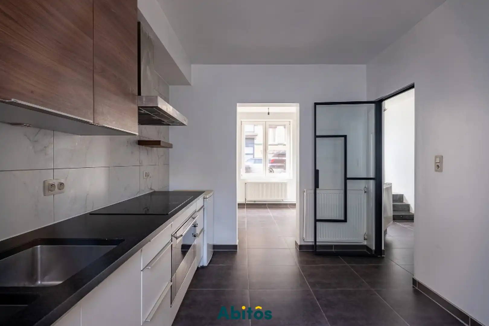 Gerenoveerde herenwoning met 4 slaapkamers en 2 badkamers foto 2
