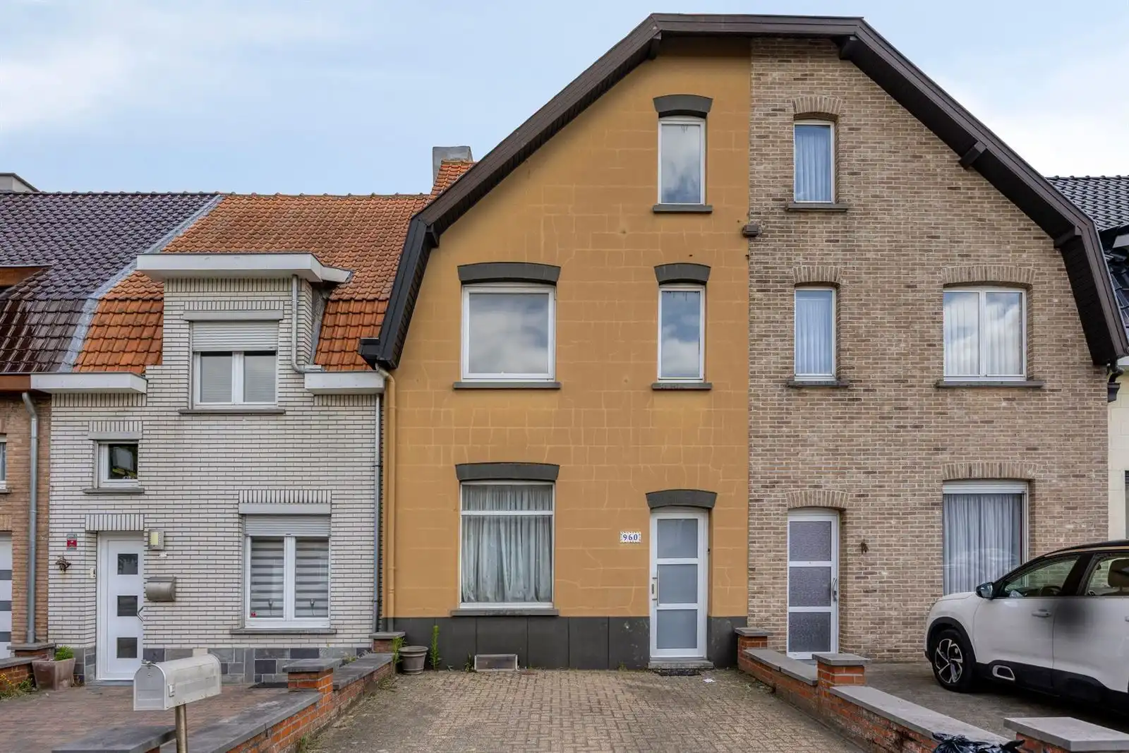 Hoofdfoto van de publicatie: Op te frissen woning met 3 slaapkamers te Huizingen 