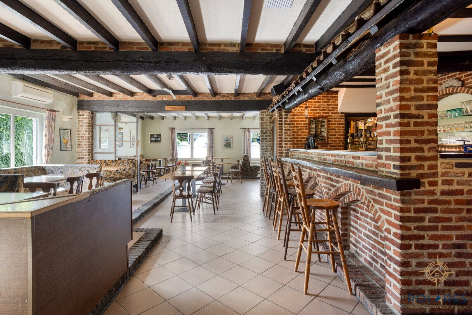 Goed gelegen taverne met woonst en grote parking foto 6