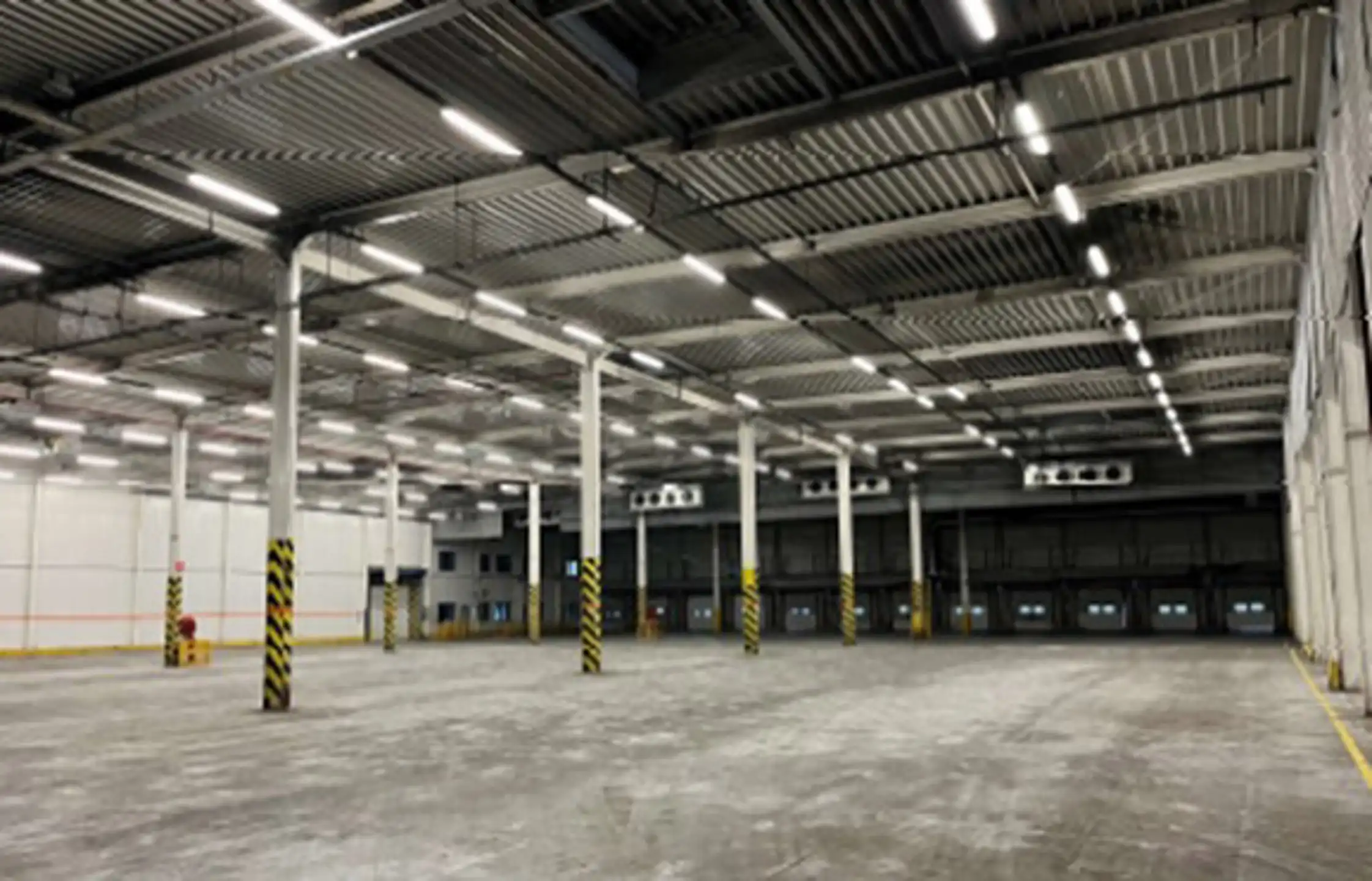 Magazijn 5.789m² met  6 laadkades en kantoor van 1.830m² met  ruime parking te huur foto 7