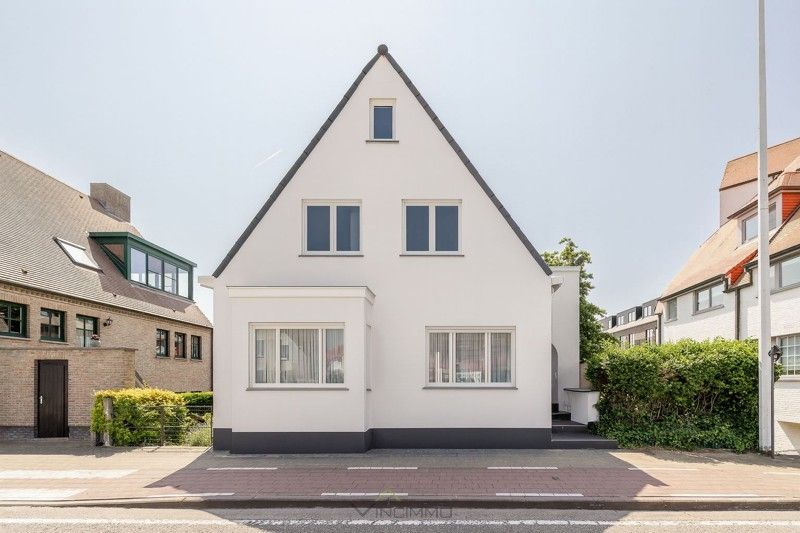 Hoofdfoto van de publicatie: Uniek renovatieproject in hartje Duinbergen