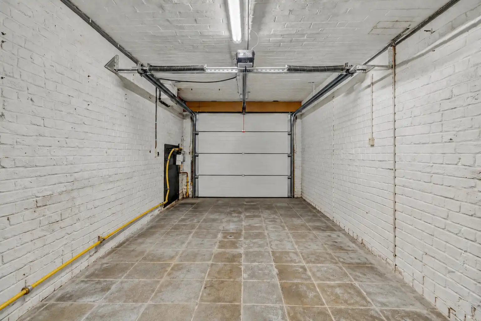 Ruime gerenoveerde gezinswoning met 4 slpks en garage foto 12