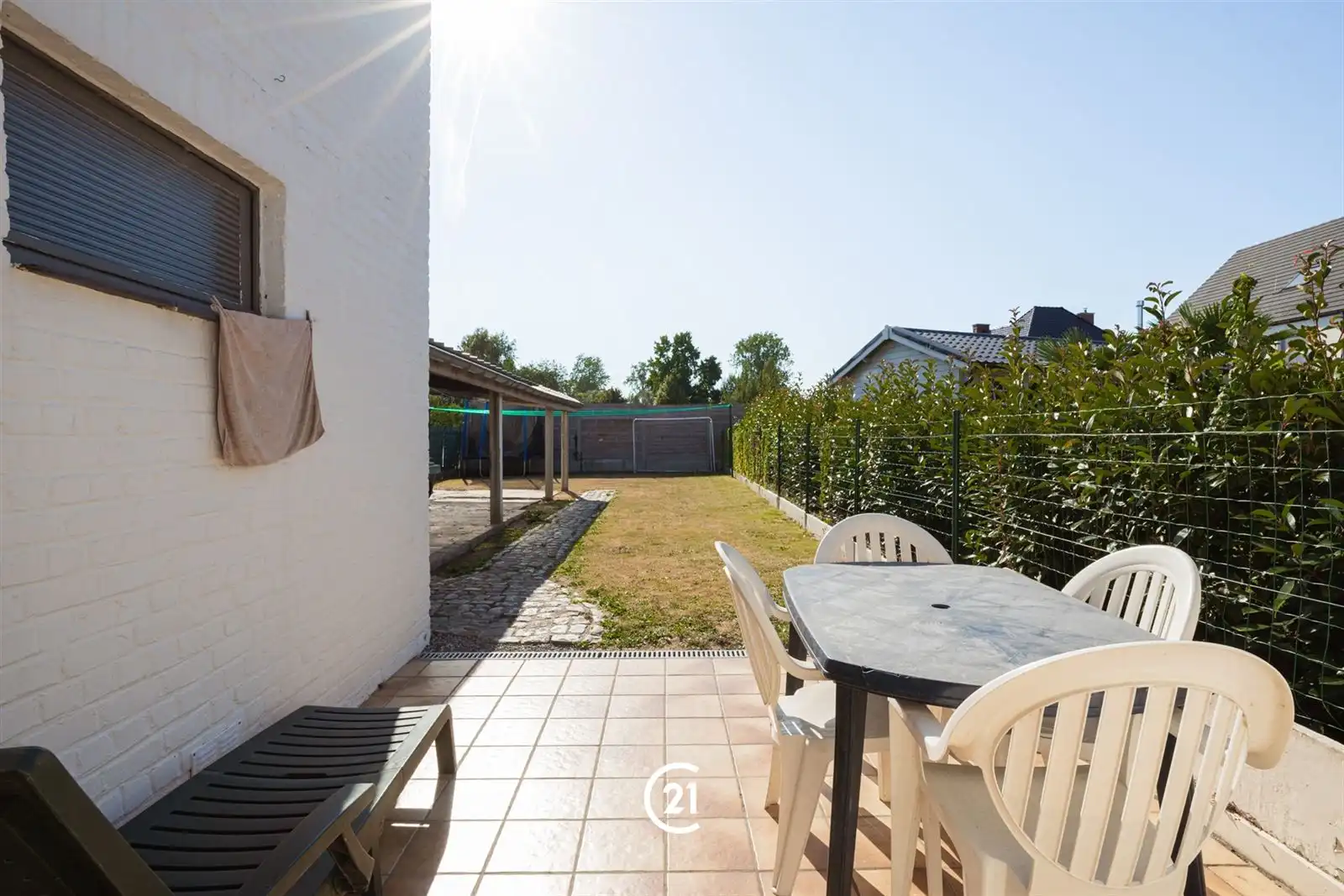 Goed gelegen gezinswoning met 3 ruime kamers, garage, tuin en berging foto 9