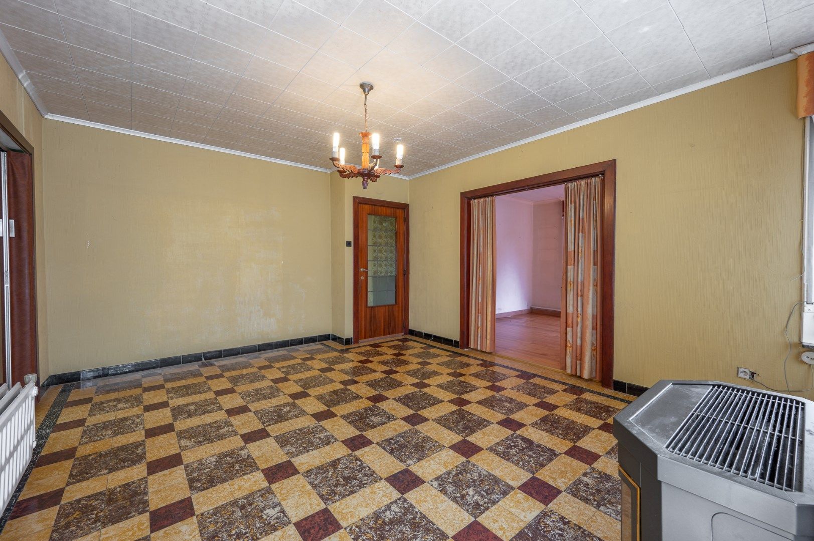 Te renoveren woning met veel potentieel op toplocatie in Maldegem foto 4