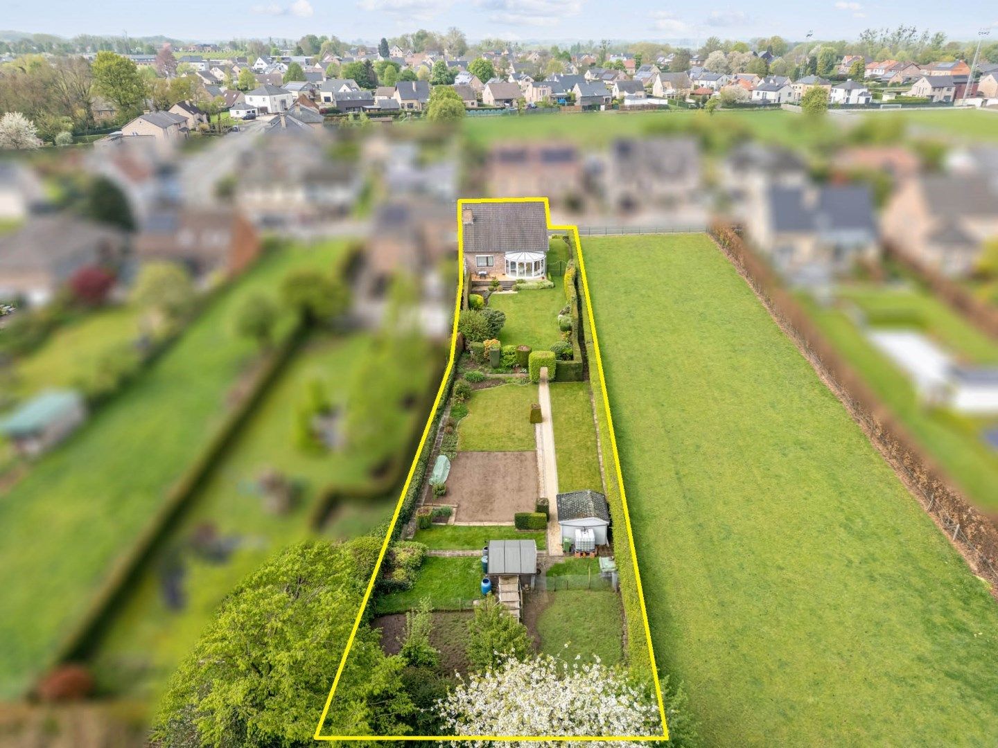 Bijzonder nette half-vrijstaande woning met 4 slaapkamers en mooie tuin op 12a 18ca vlak bij de dorpskern foto 2