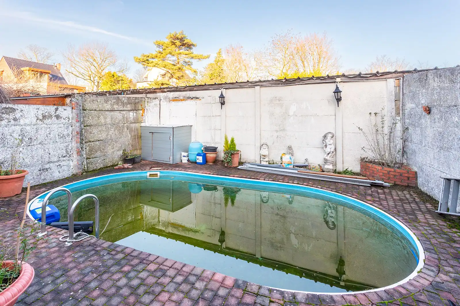 Ruime te renoveren woning met top potentieel en zwembad foto 3