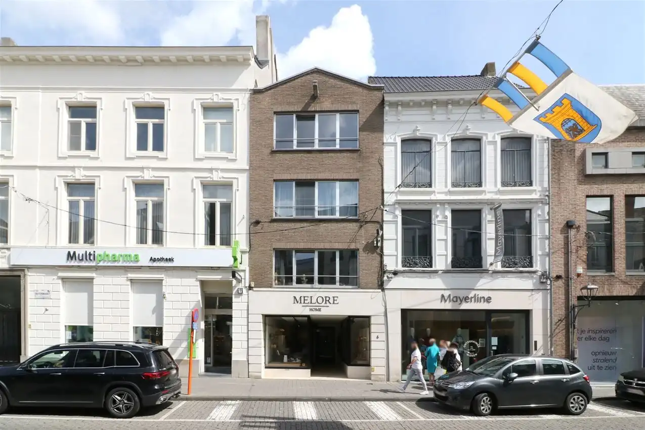 Centraal gelegen handelszaak met hoog zichtbaarheidsgehalte foto {{pictureIndex}}