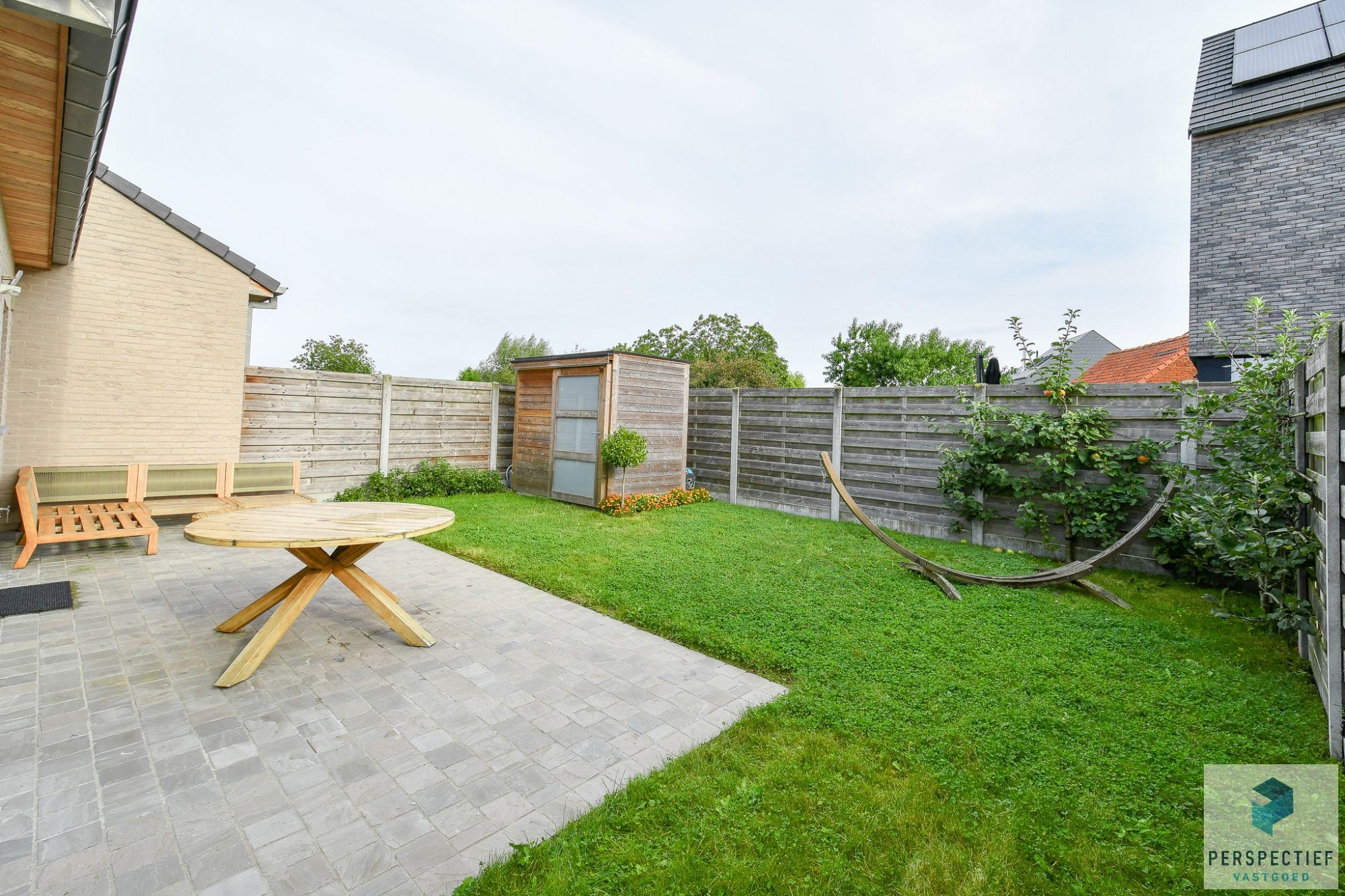 ( BEZOEKMOMENT VOLZET ) Rustig gelegen en VERRASSEND RUIME woning (BJ 2018) met 3 SLPKS - zongerichte tuin - oprit en carport. foto 3