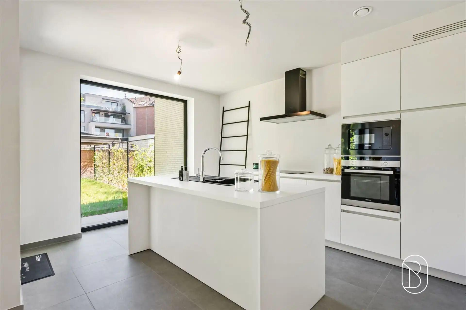 Kwalitatief afgewerkte nieuwbouw met 3 slk, E-peil 0. foto 4