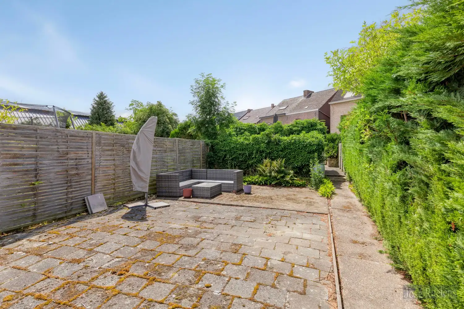 Goede gelegen gezinswoning met zij-ingang en grote tuin. foto 25