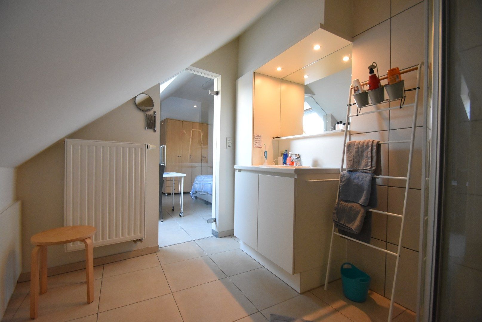 Zeer nette en ruime stadswoning/duplex-appartement met inpandige garage in hartje Bilzen foto 28