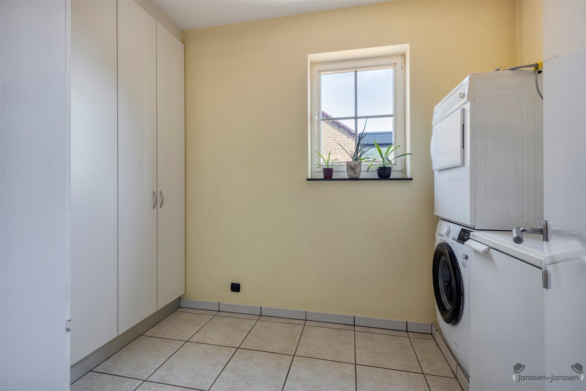 Woning met grote werkplaats  foto 21