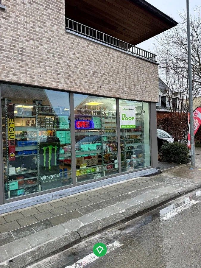 Centraal gelegen handelsruimte met 3 autostandplaatsen te Izegem foto 4