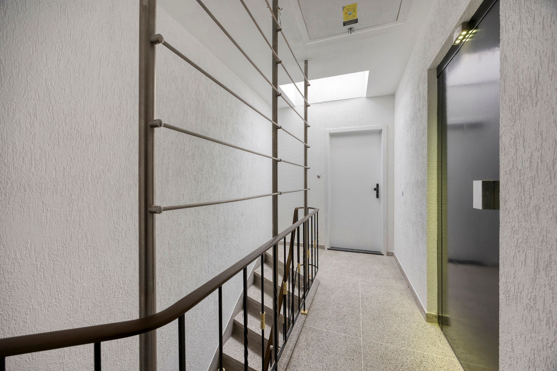 Luxueus gerenoveerd appartement met twee kamers en garage foto 23