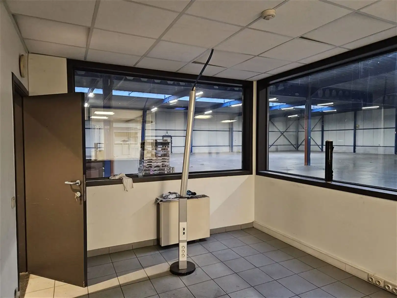 Magazijn met laad- en loskades en kantoren foto 8