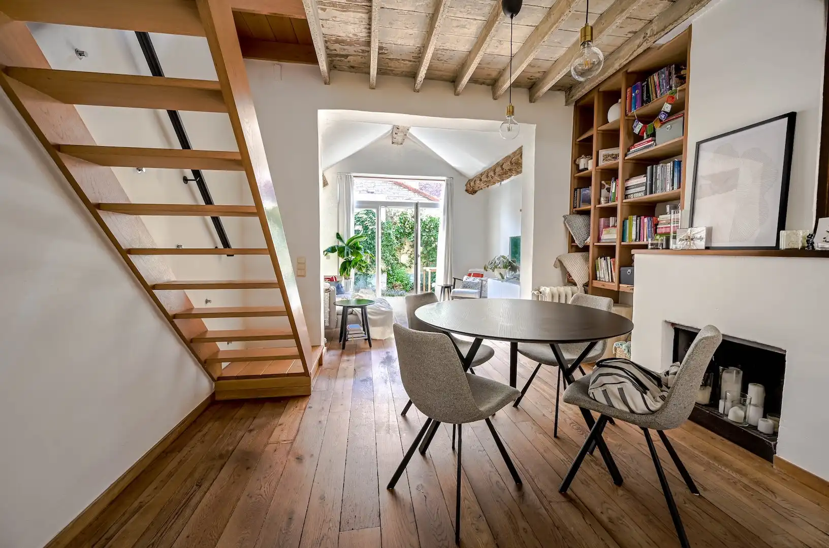 verborgen parel in hartje Brugge – karakterwoning met zonnig stadsterras foto {{pictureIndex}}