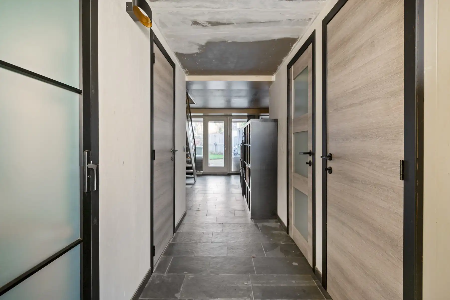 IN OPTIE !! Instapklare woning met tal van mogelijkheden en aangename buitenruimte foto 2