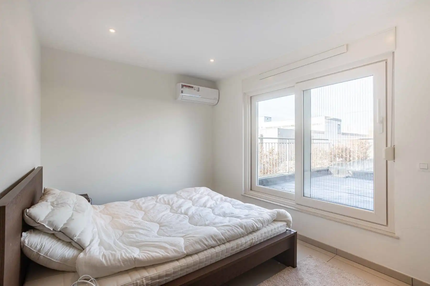 Instapklare recente woning met 5 slaapkamers en 3 badkamers! foto 17