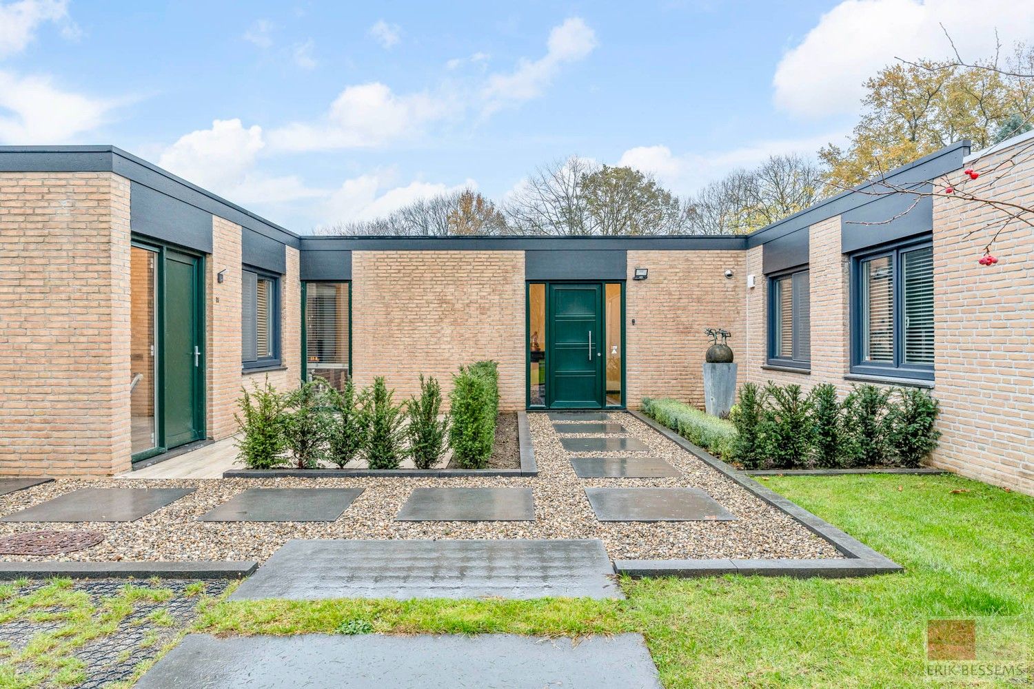 Leuk, grondig gerenoveerde bungalow (2023–2025), rustig gelegen aan het park van Sint-Pietersheim. foto {{pictureIndex}}